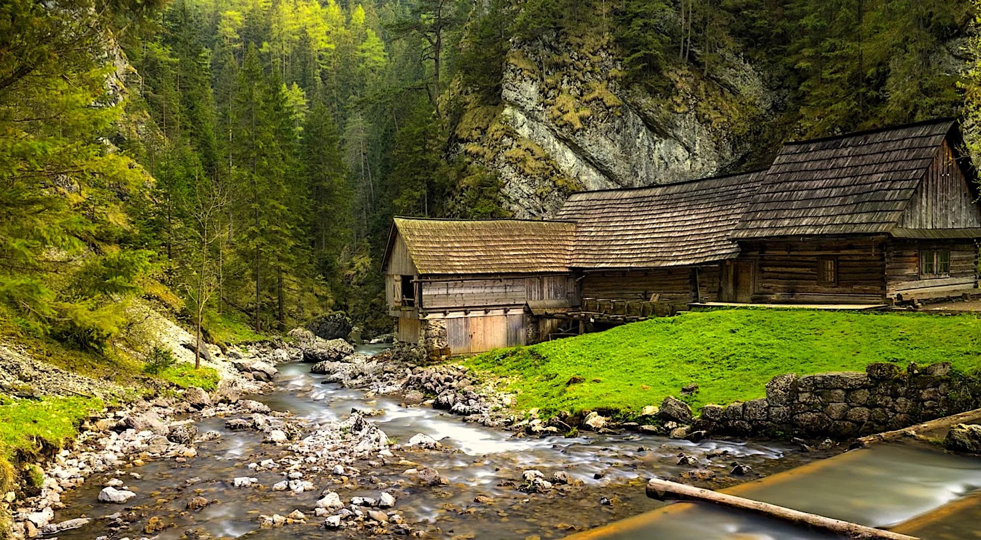 Kvačianska dolina — drevená vyhliadka nad jesenným kaňonom